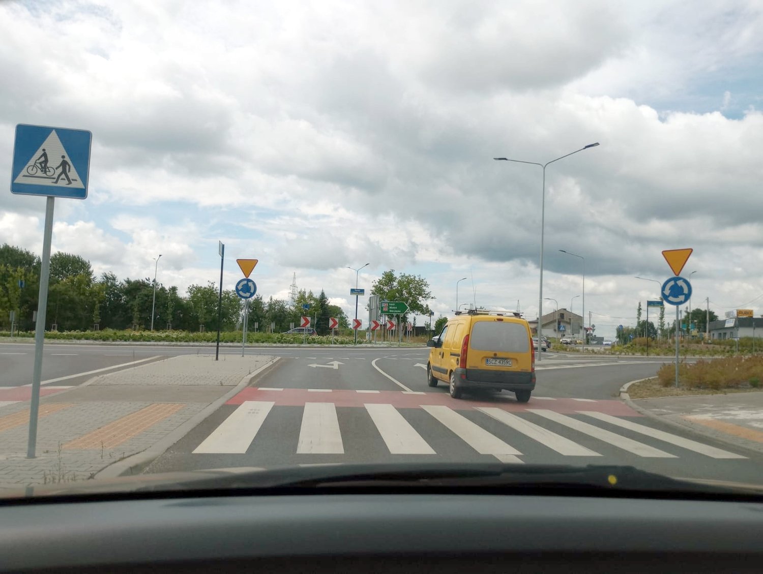 Czy w tej sytuacji masz obowiązek powstrzymać się od wyprzedzania poprzedzającego pojazdu na najbliższym skrzyżowaniu ?